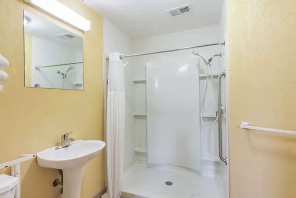 Days Inn by Wyndham Pittsburgh 5