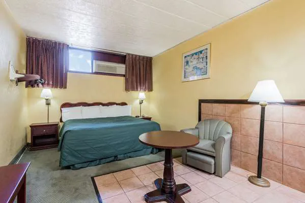 Days Inn by Wyndham Pittsburgh 5