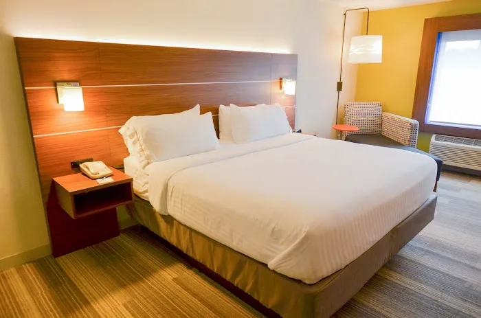 Holiday Inn Express Pittsburgh-Bridgeville by IHG 4
