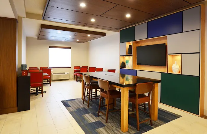 Holiday Inn Express Pittsburgh-Bridgeville by IHG 4