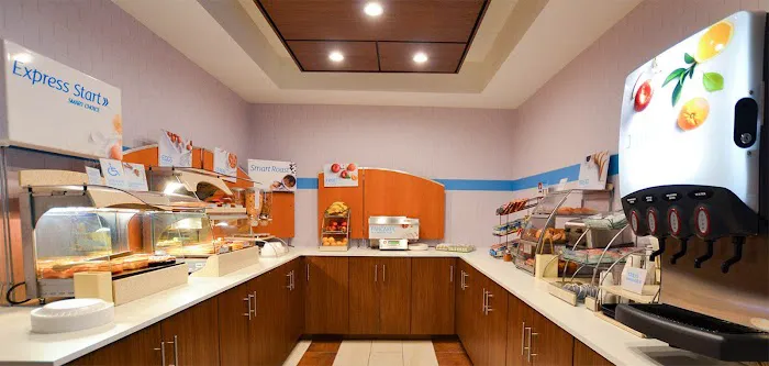 Holiday Inn Express Pittsburgh-Bridgeville by IHG 4