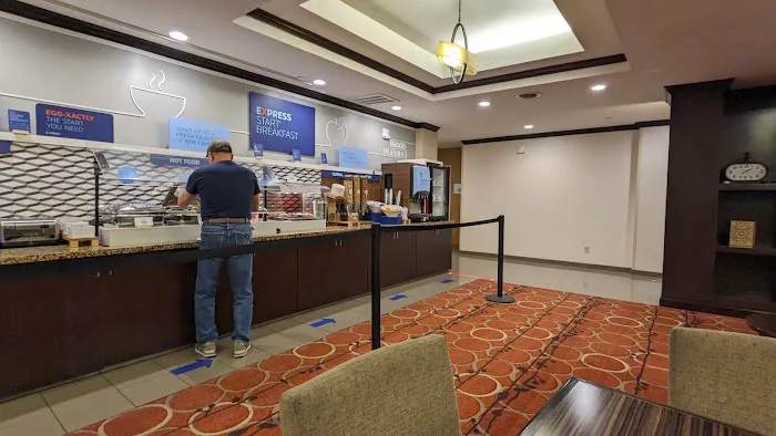 Holiday Inn Express & Suites Washington - Meadow Lands, an IHG Hotel 4