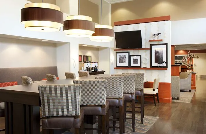 Hampton Inn & Suites Pittsburgh-Meadow Lands 4