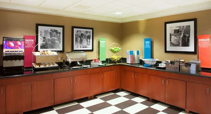 Hampton Inn & Suites Pittsburgh-Meadow Lands 4
