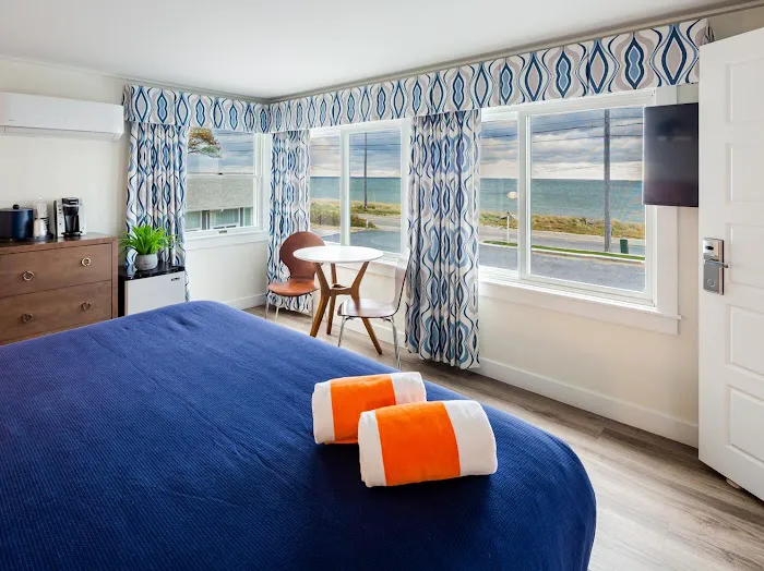Breakwater Hotel 5