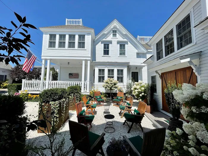 White Porch Inn Art Hotel 5