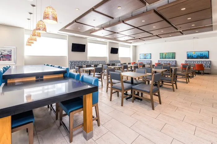 Holiday Inn Express & Suites Louisville Downtown by IHG 5