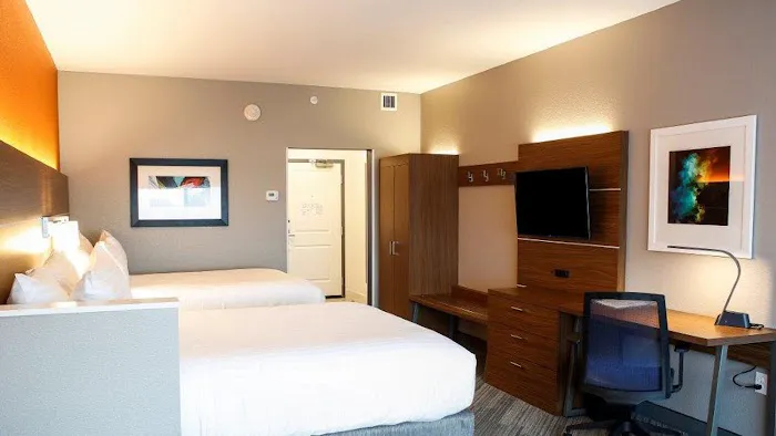 Holiday Inn Express & Suites Louisville Downtown by IHG 5