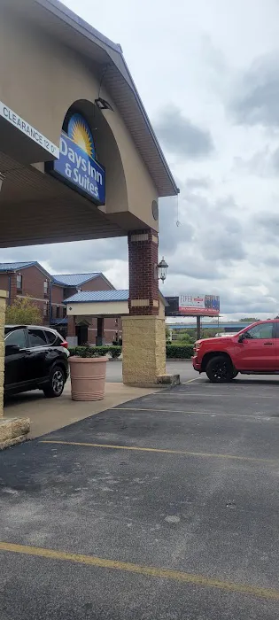Days Inn & Suites by Wyndham Jeffersonville IN 4