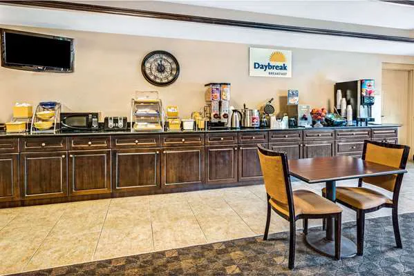Days Inn & Suites by Wyndham Jeffersonville IN 4