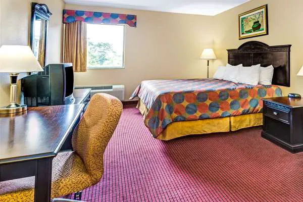 Days Inn & Suites by Wyndham Jeffersonville IN 4