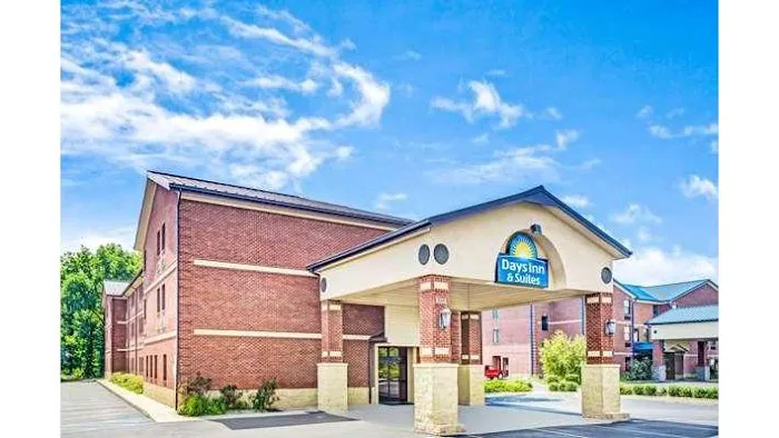 Days Inn & Suites by Wyndham Jeffersonville IN 4