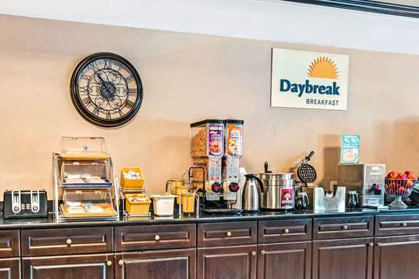 Days Inn & Suites by Wyndham Jeffersonville IN 4