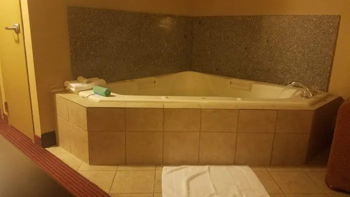 Days Inn & Suites by Wyndham Jeffersonville IN 4