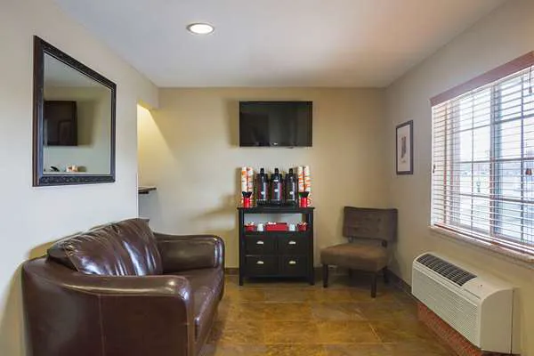 Suburban Studios Clarksville-Louisville North 4