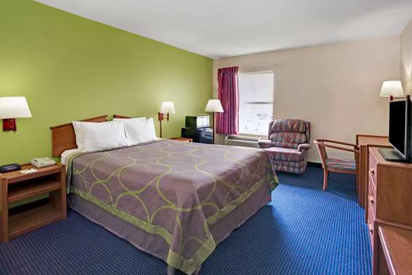 Super 8 by Wyndham Louisville/Expo Center 5