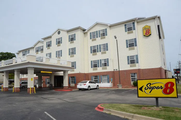 Super 8 by Wyndham Louisville/Expo Center 5
