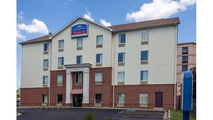 Howard Johnson Express Inn by Wyndham Airport 5