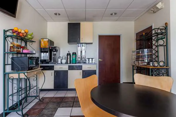Howard Johnson Express Inn by Wyndham Airport 5