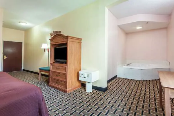 Howard Johnson Express Inn by Wyndham Airport 5