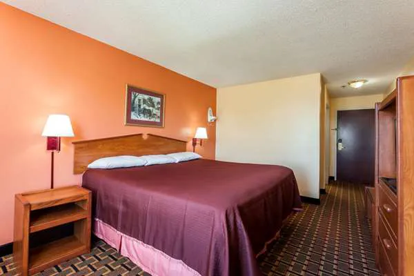 Howard Johnson Express Inn by Wyndham Airport 5
