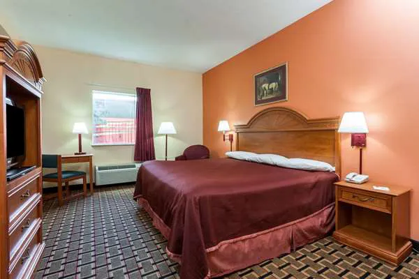 Howard Johnson Express Inn by Wyndham Airport 5