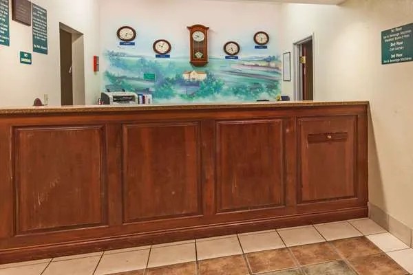 Howard Johnson Express Inn by Wyndham Airport 5