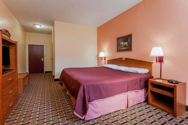 Howard Johnson Express Inn by Wyndham Airport 5