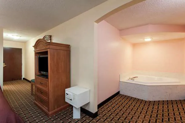 Howard Johnson Express Inn by Wyndham Airport 5