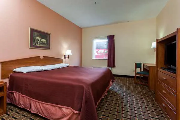 Howard Johnson Express Inn by Wyndham Airport 5