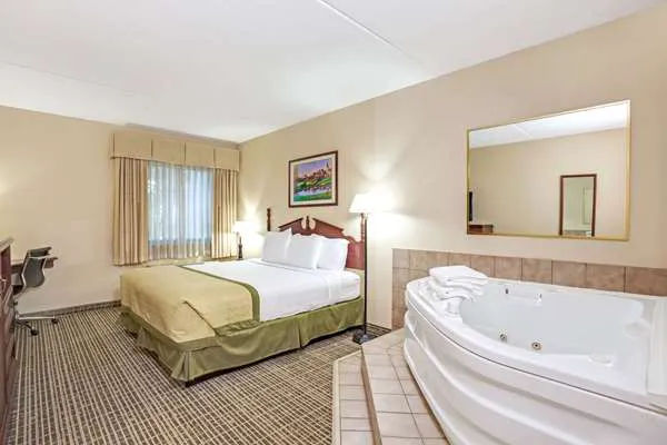 Baymont by Wyndham Louisville Airport South 4