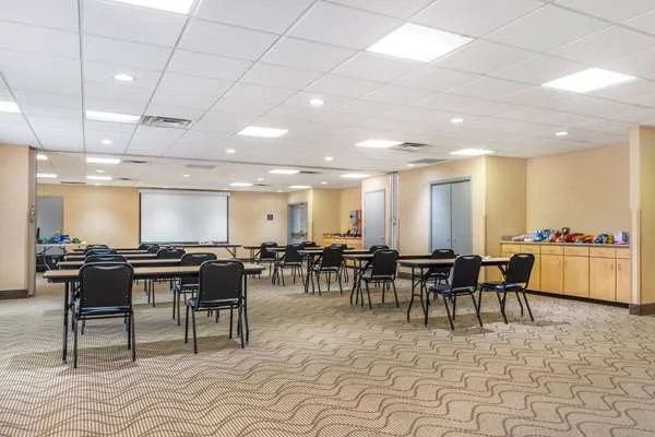 Comfort Suites Louisville Airport 4