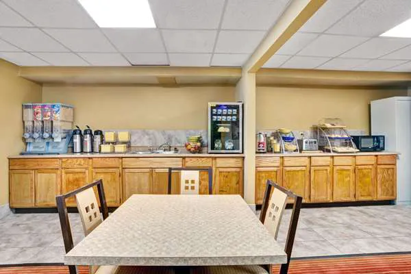 Days Inn by Wyndham Louisville Airport Fair and Expo Center 5