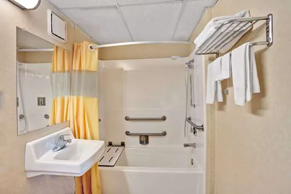 Days Inn by Wyndham Louisville Airport Fair and Expo Center 5