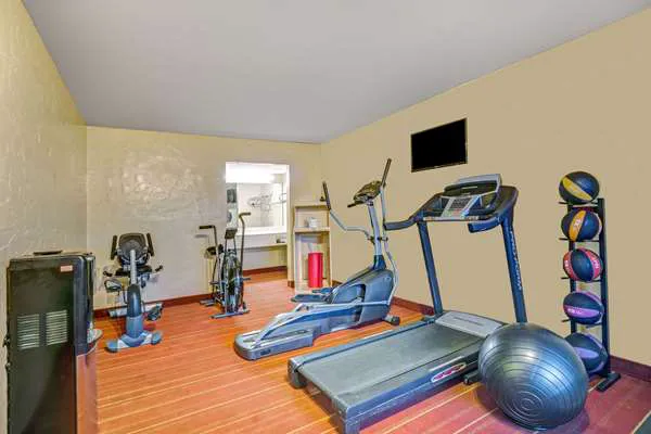 Days Inn by Wyndham Louisville Airport Fair and Expo Center 5