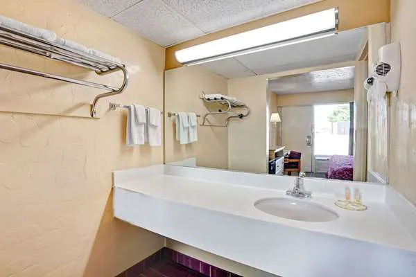 Days Inn by Wyndham Louisville Airport Fair and Expo Center 5