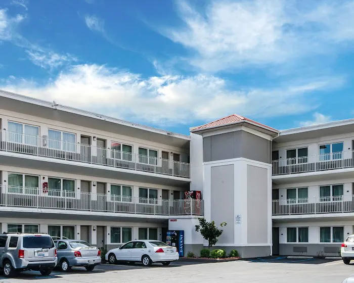 Econo Lodge Downtown 5