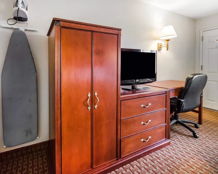 Econo Lodge Downtown 5