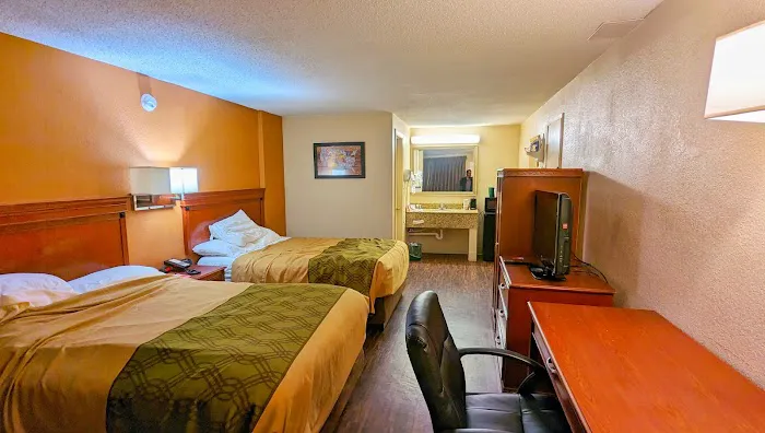 Econo Lodge Downtown 5