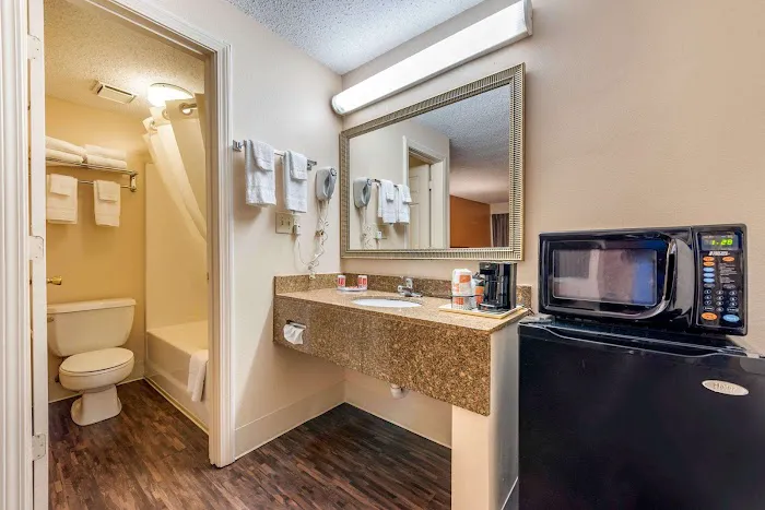 Econo Lodge Downtown 5