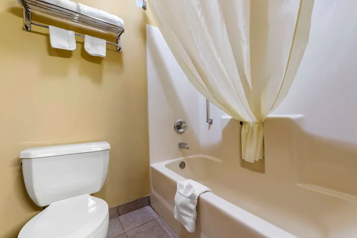 Econo Lodge Louisville Airport 5