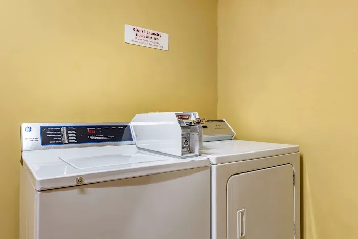 Econo Lodge Louisville Airport 5