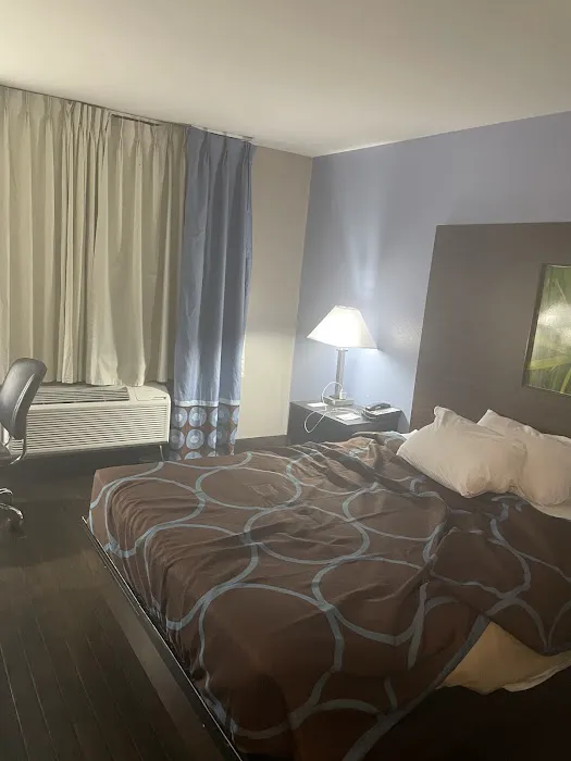 Super 8 by Wyndham Louisville Airport 5