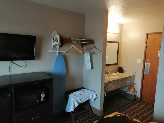 Super 8 by Wyndham Louisville Airport 5