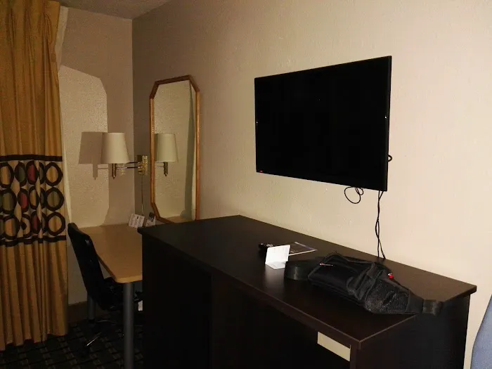 Super 8 by Wyndham Louisville Airport 5