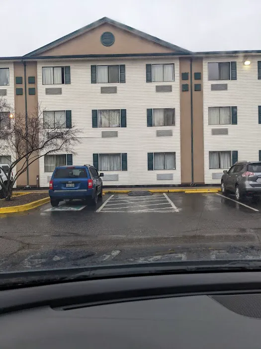 Super 8 by Wyndham Louisville Airport 5