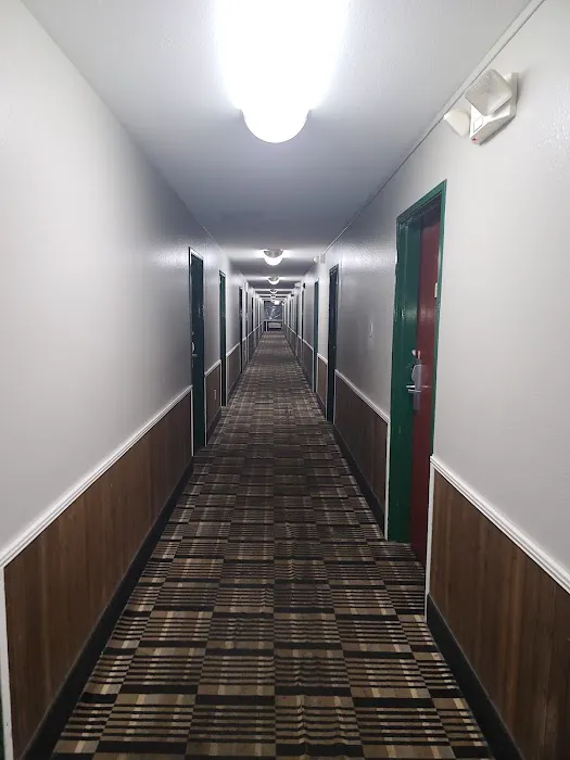 Super 8 by Wyndham Louisville Airport 5