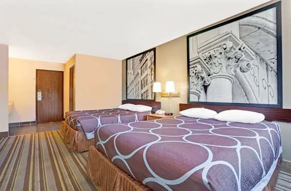 Super 8 by Wyndham Louisville Airport 5