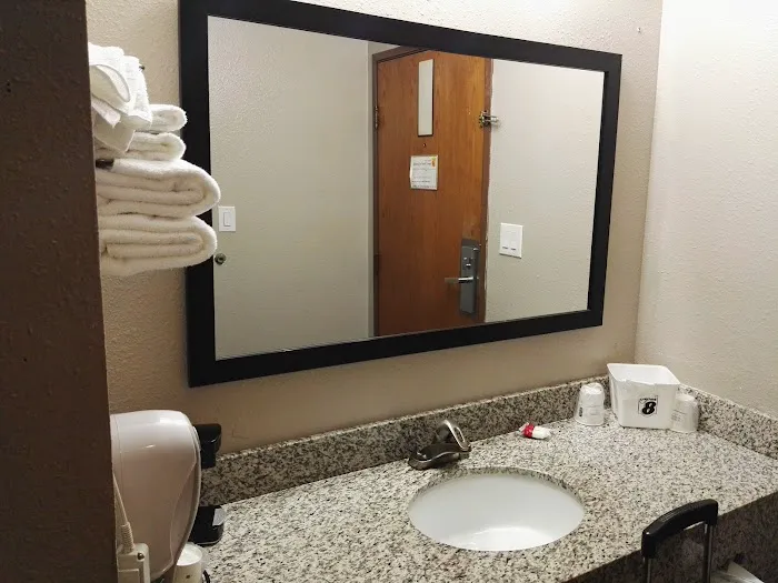 Super 8 by Wyndham Louisville Airport 5