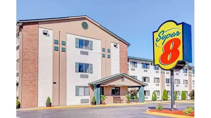 Super 8 by Wyndham Louisville Airport 5